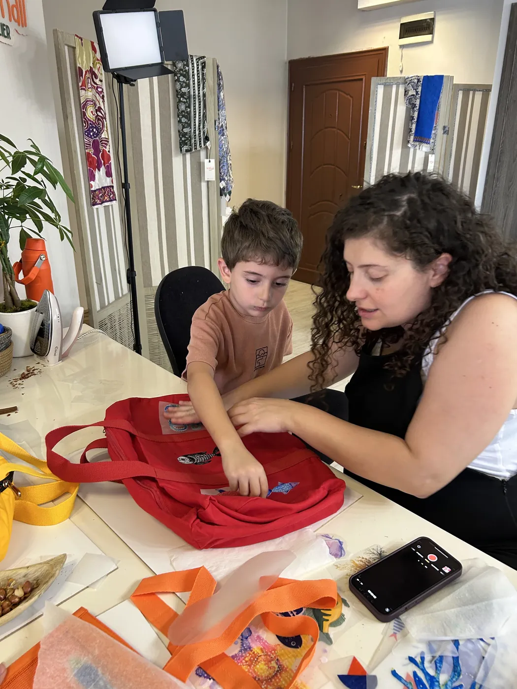 Ebeveyn-çocuk atölyesinde birlikte çanta tasarlayan anne ve oğlu