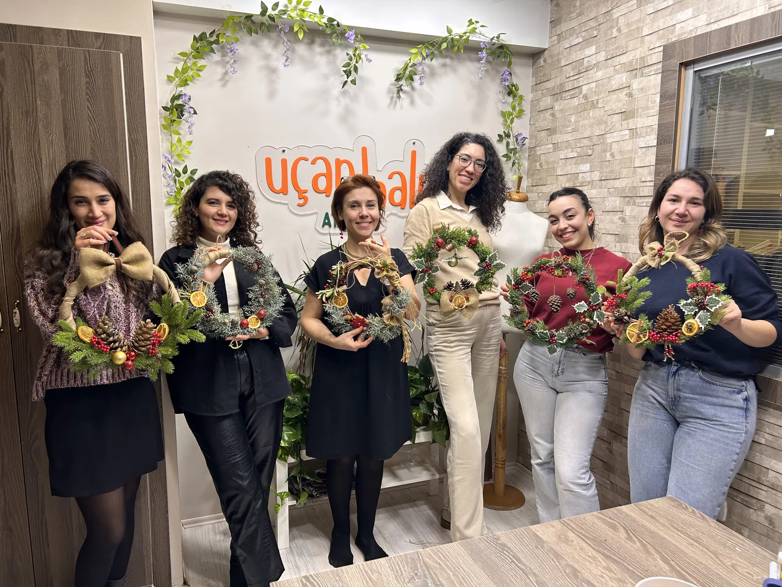 Kurumsal grup kapı süsü workshopu sonrasında, Uçanhalı Atölye