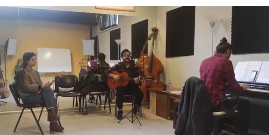 Uçanhalı Stüdyo'da gitar, kontrbas ve piyanoyla grup provası