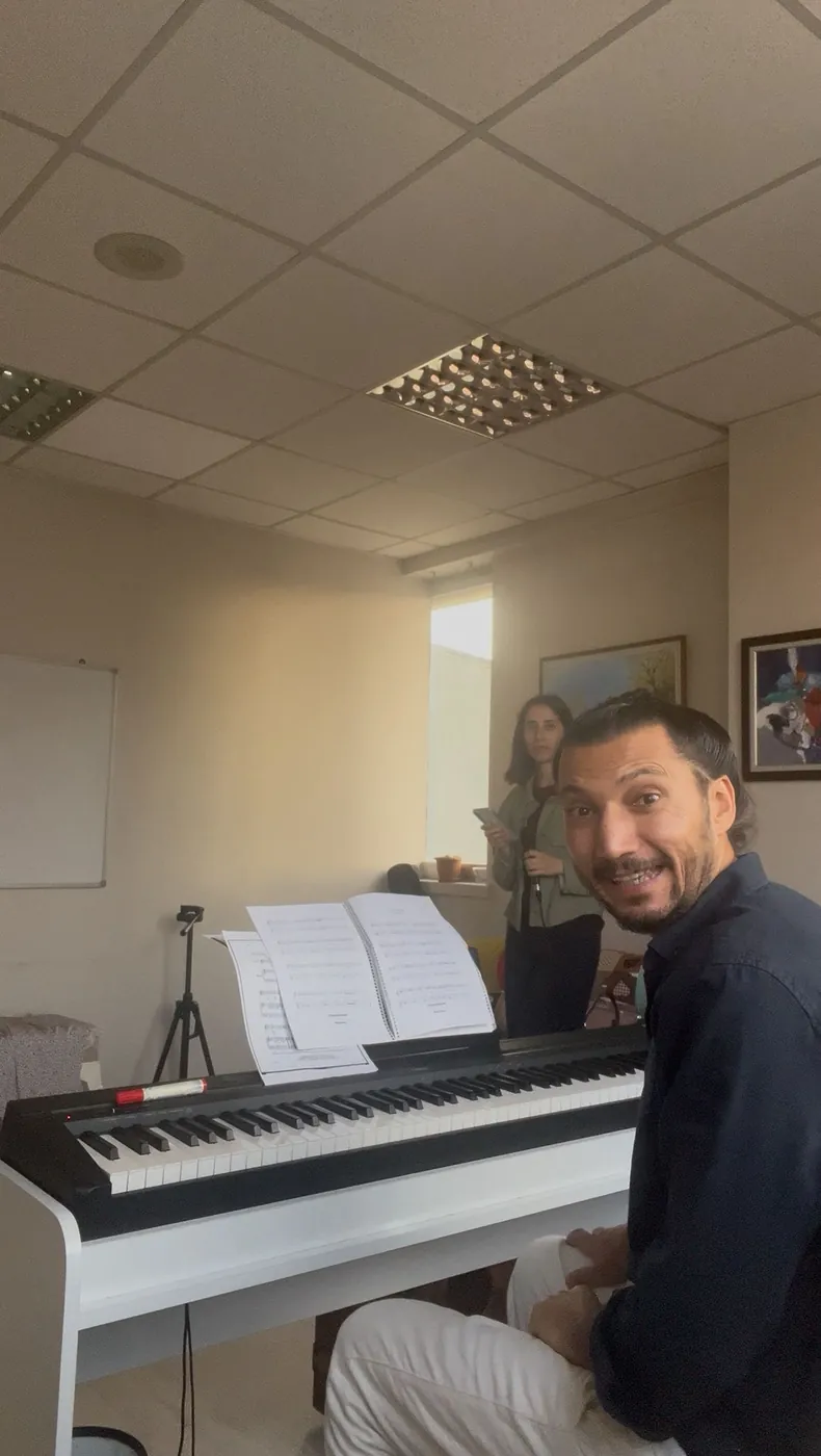 Uçanhalı Stüdyo'da piyano başında