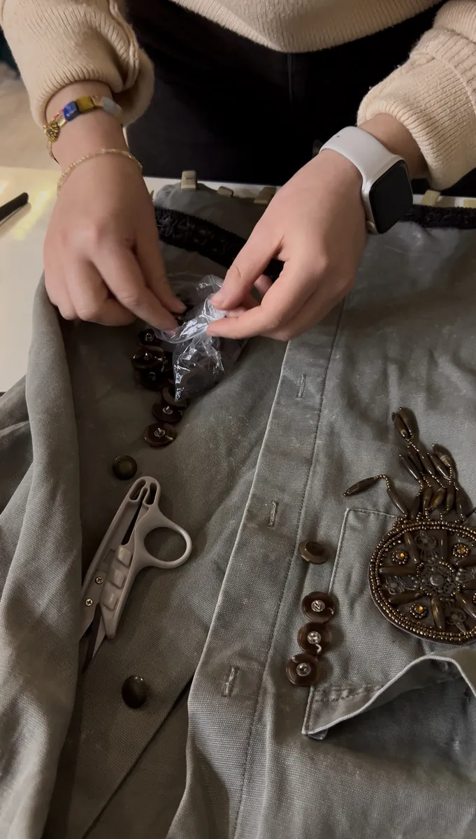 Upcycling atölyesinde ceket üzerine düğme ve aplike işleme